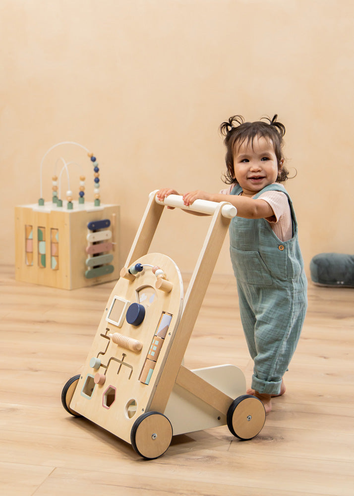 Image of Marcheur d'activité en bois