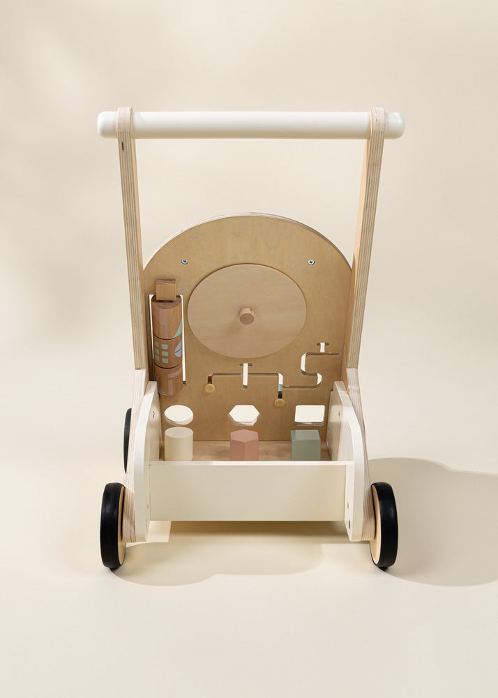 Image of Marcheur d'activité en bois