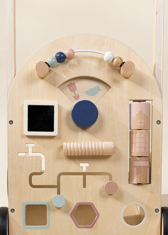 Image of Marcheur d'activité en bois