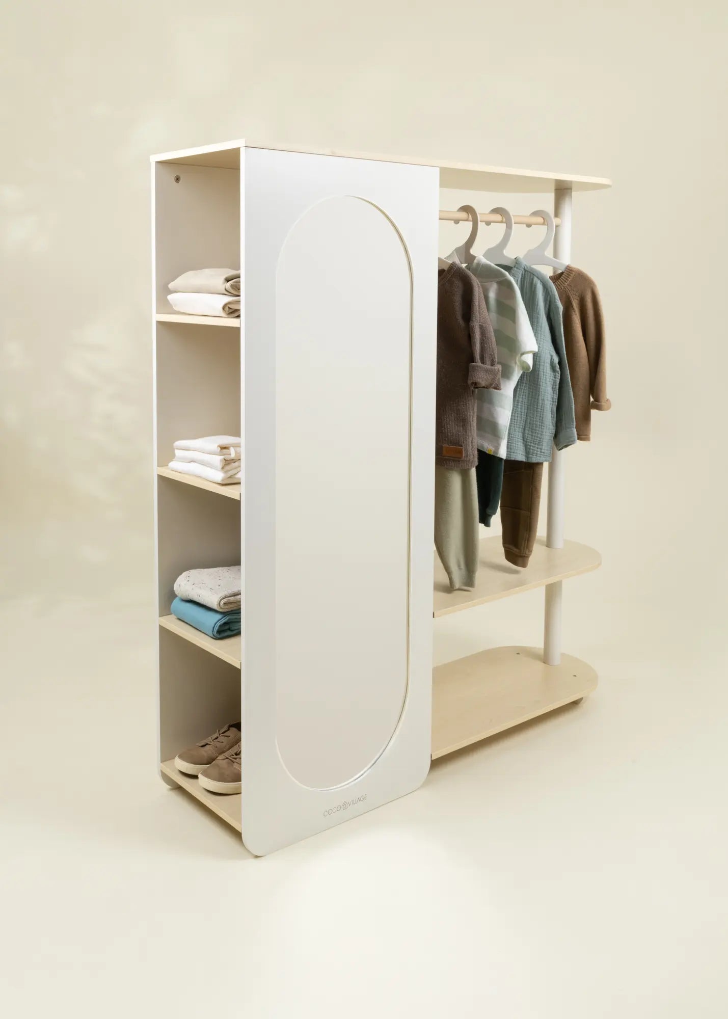 Grande armoire en bois avec étagères & tringle