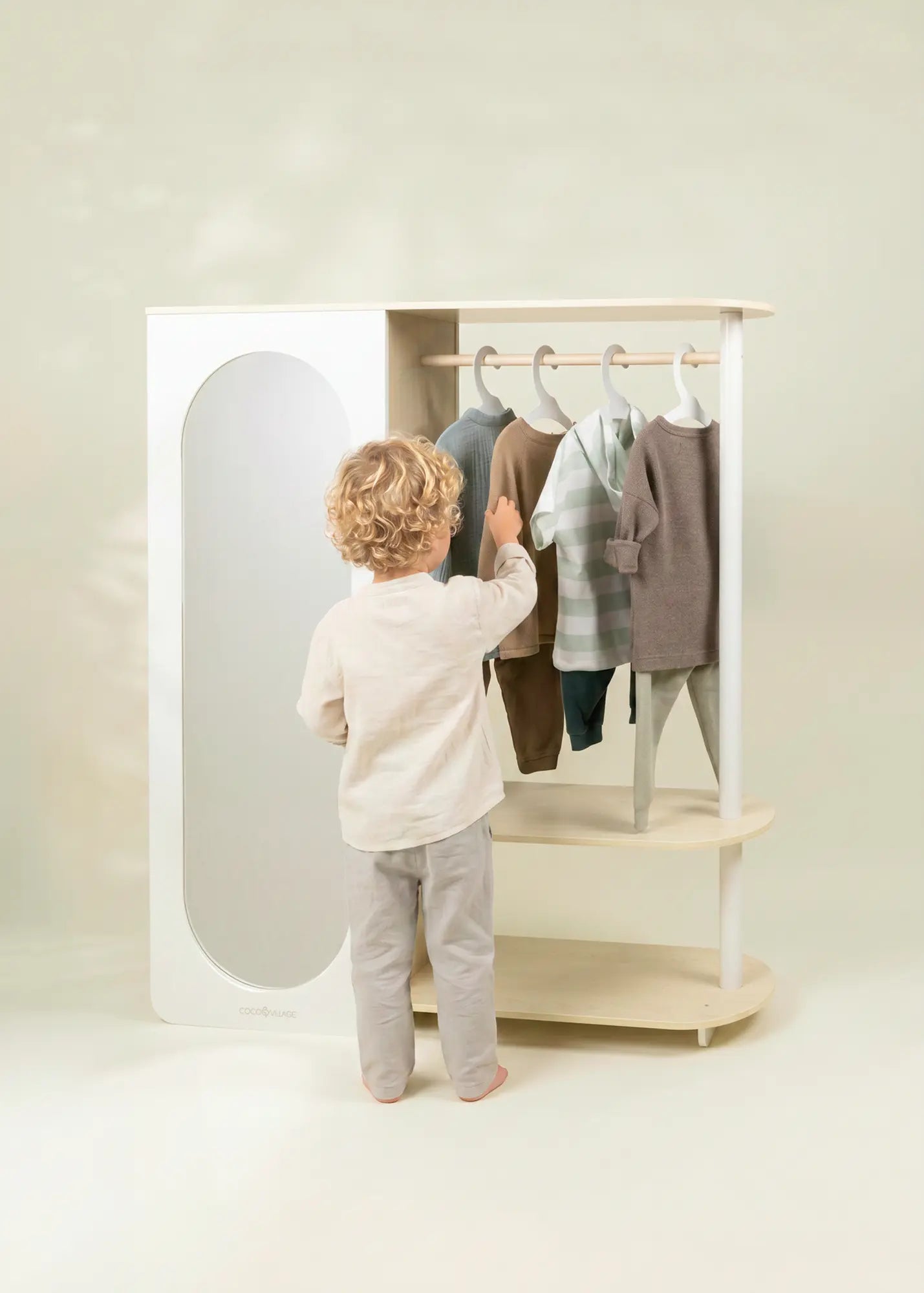 Grande armoire en bois avec étagères & tringle