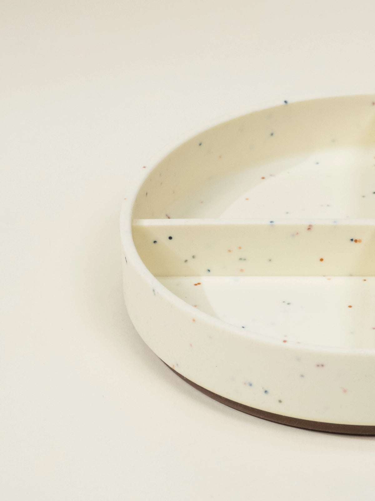 Image of ssiette compartimentée à succion pour bébé en silicone – Collection Pottery 