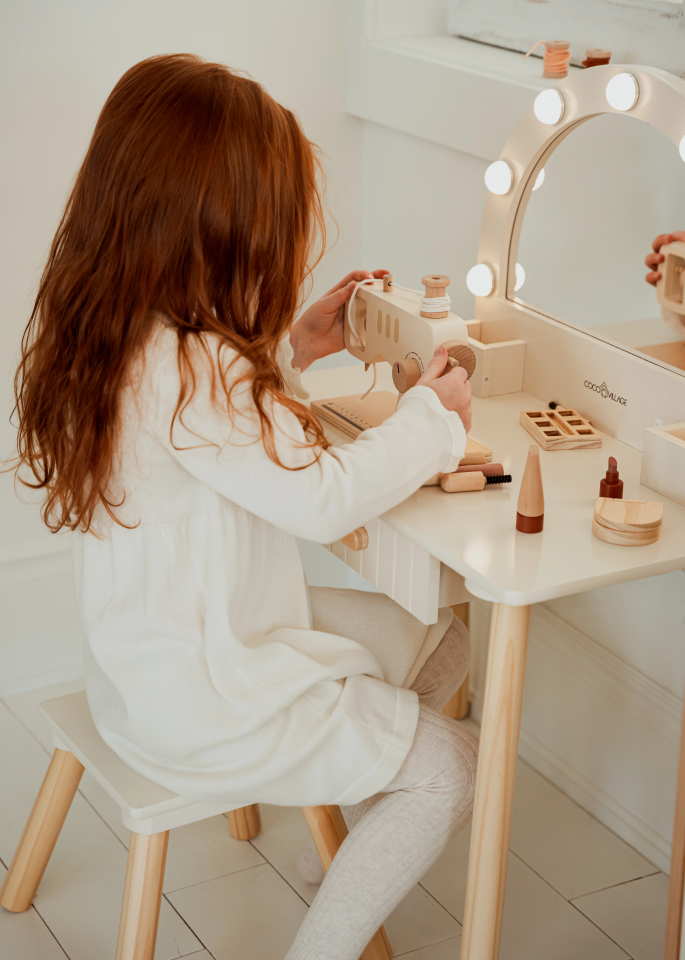 Coiffeuse en bois avec miroir éclairé et tabouret