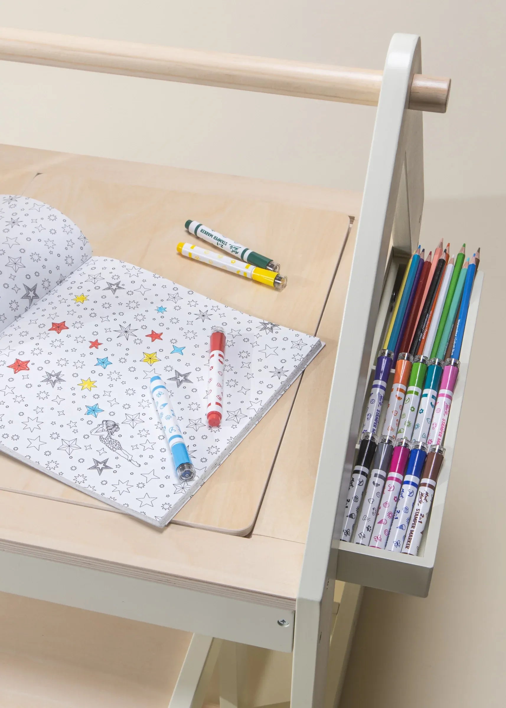 Image of La Table d'art et de jeux sensoriels multifonctionnelle en bois avec tabourets 