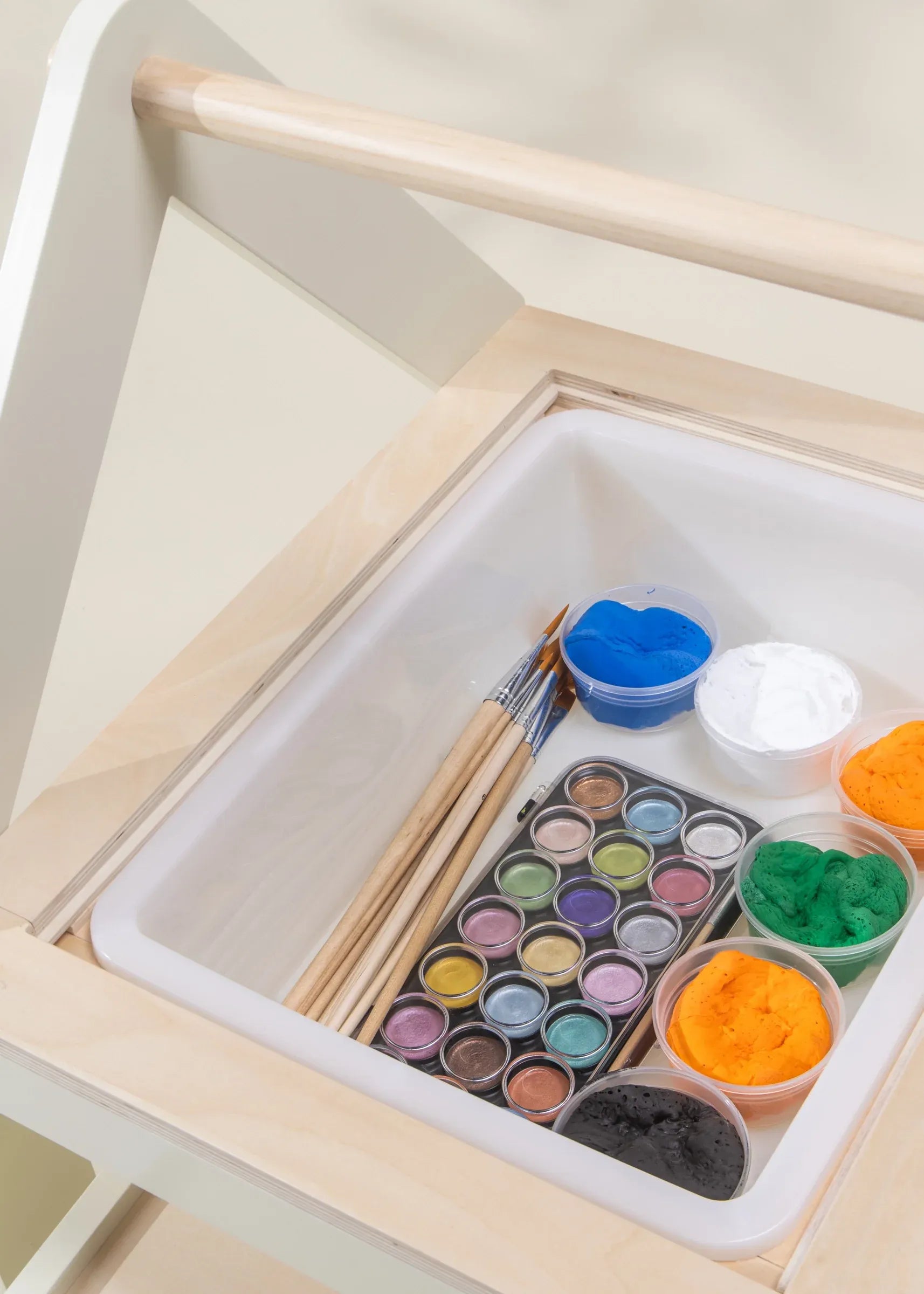 Image of La Table d'art et de jeux sensoriels multifonctionnelle en bois avec tabourets 