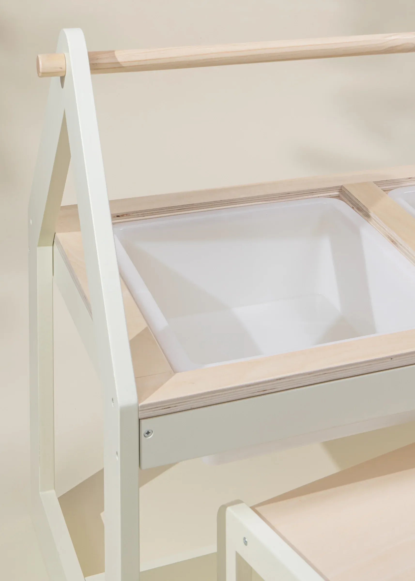 Image of La Table d'art et de jeux sensoriels multifonctionnelle en bois avec tabourets 