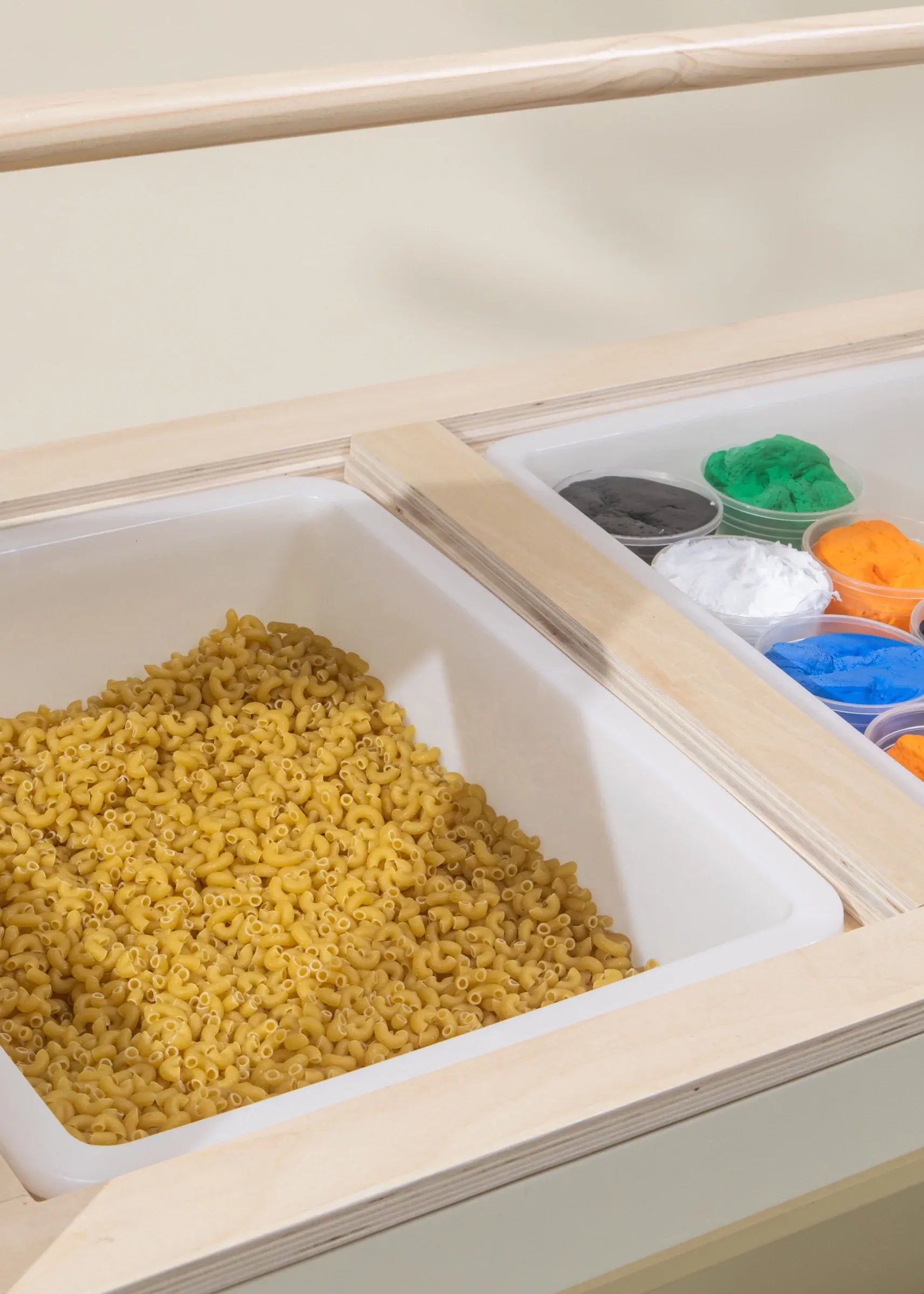 Image of La Table d'art et de jeux sensoriels multifonctionnelle en bois avec tabourets 