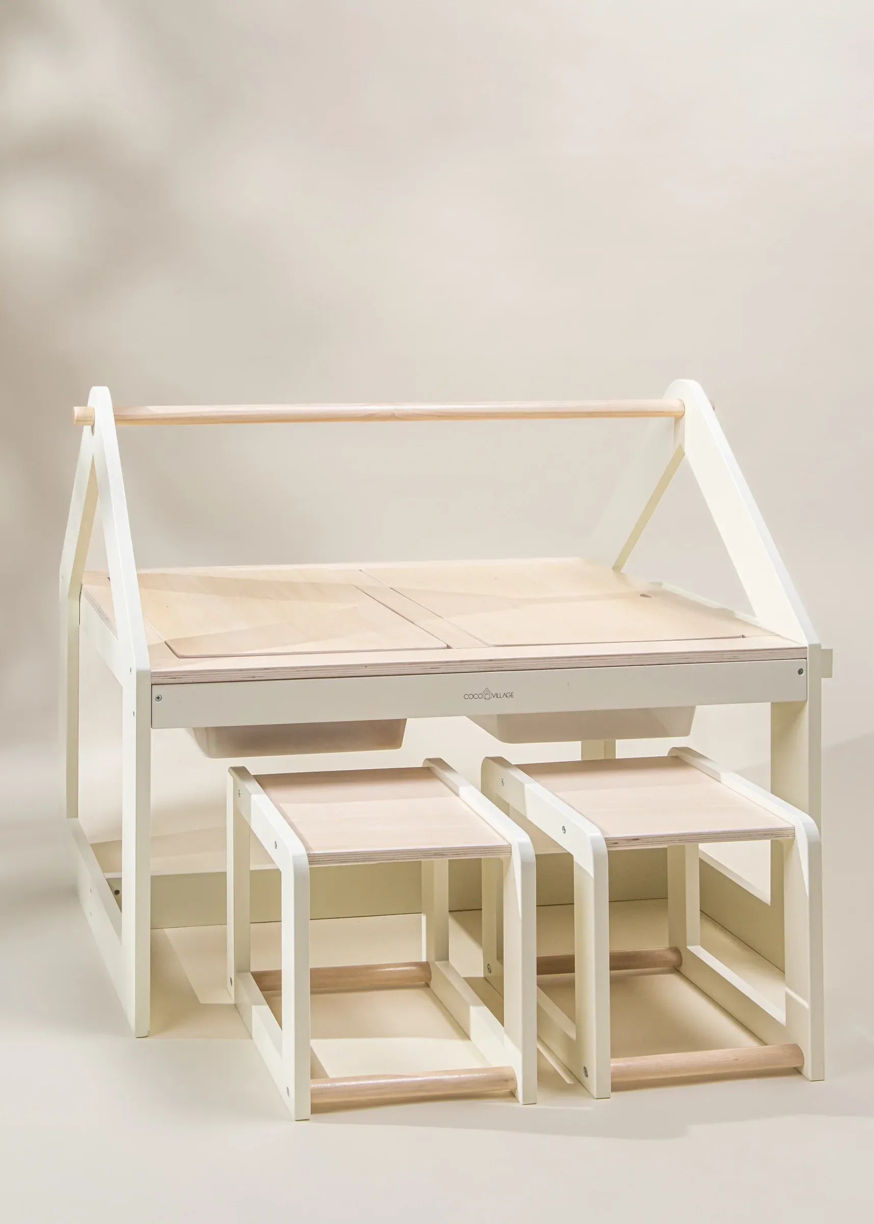 Image of La Table d'art et de jeux sensoriels multifonctionnelle en bois avec tabourets 