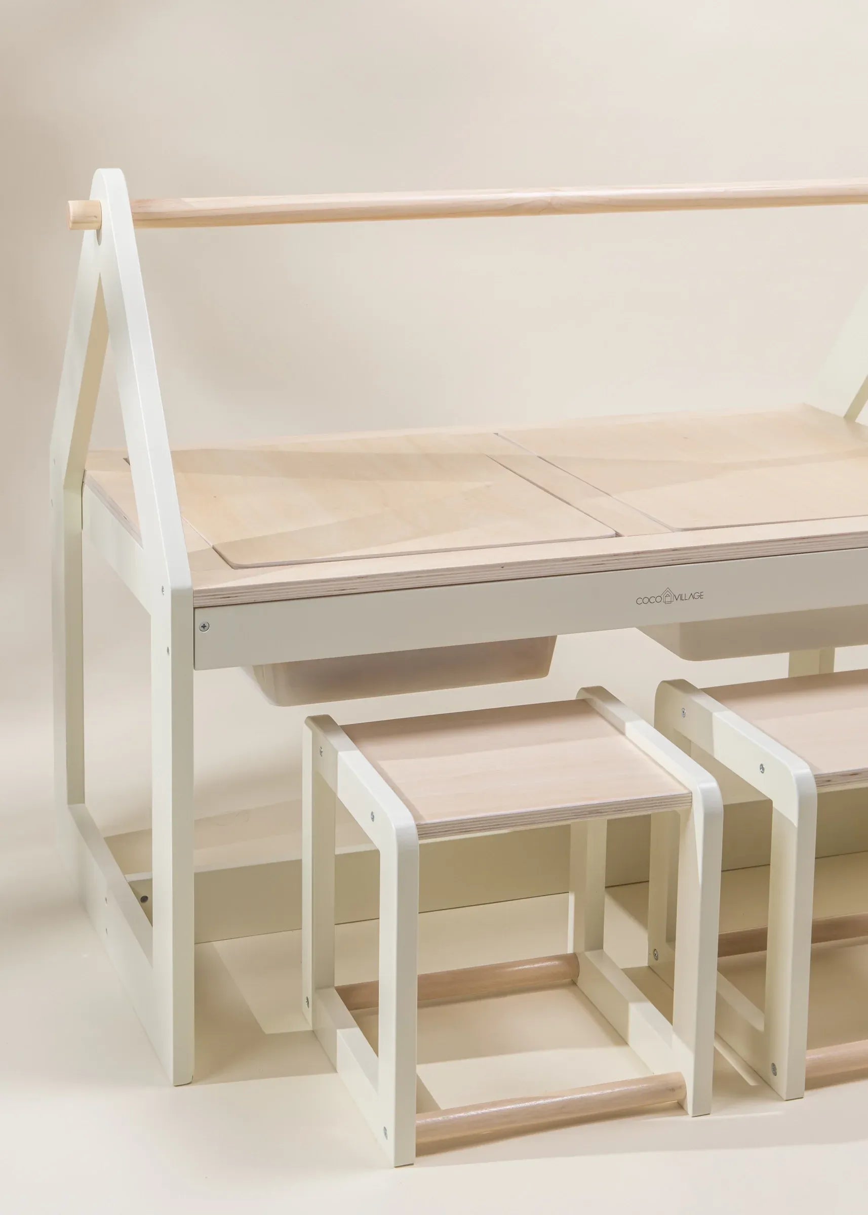 Image of La Table d'art et de jeux sensoriels multifonctionnelle en bois avec tabourets 