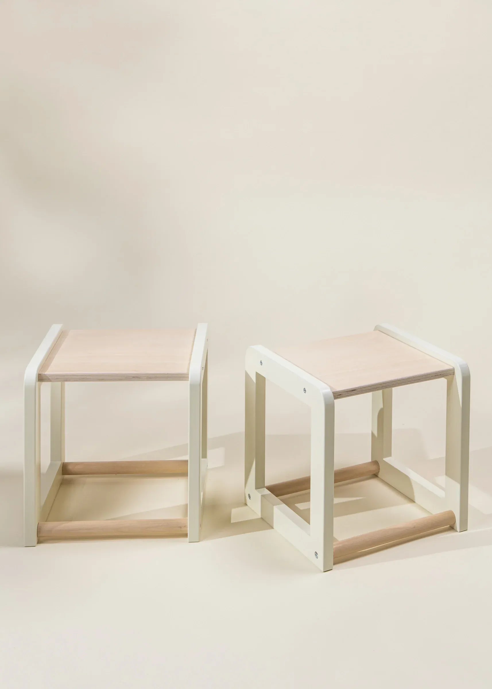 Image of La Table d'art et de jeux sensoriels multifonctionnelle en bois avec tabourets 