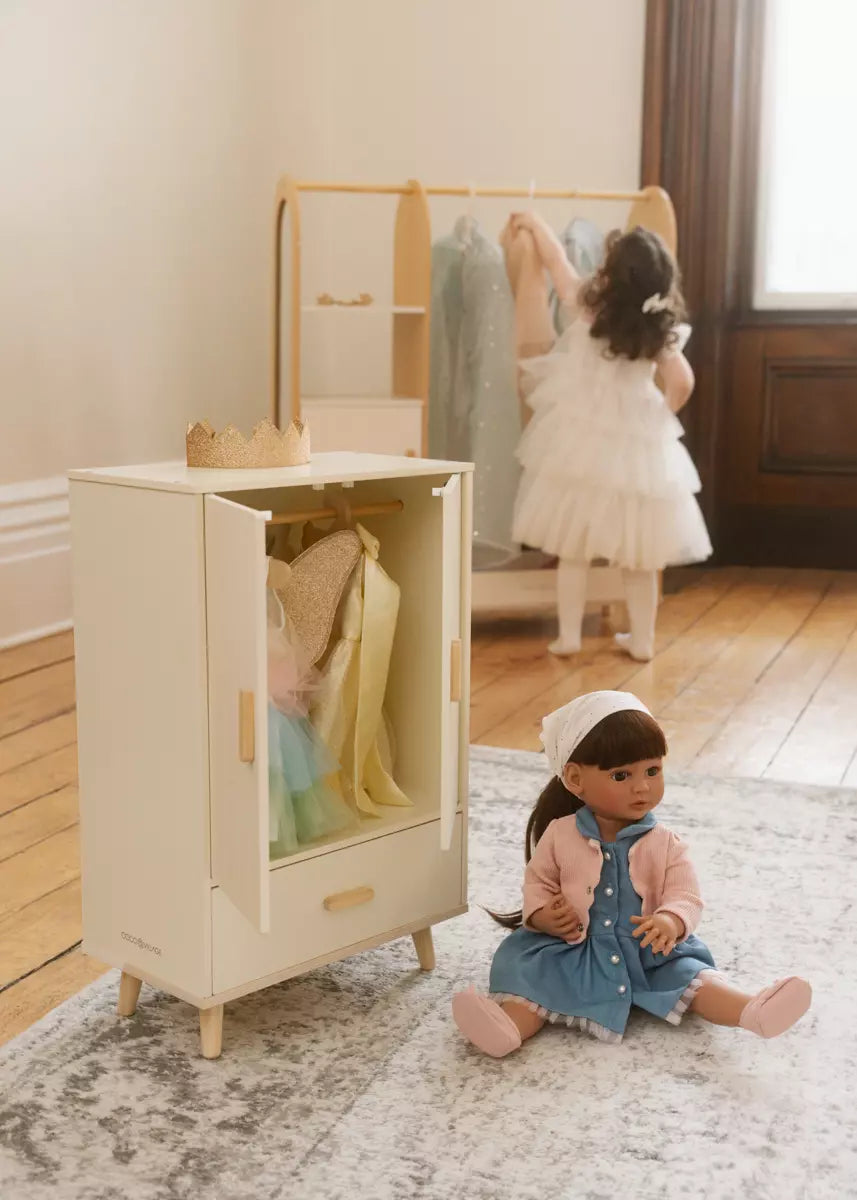 Garde-robe en bois pour poupées 