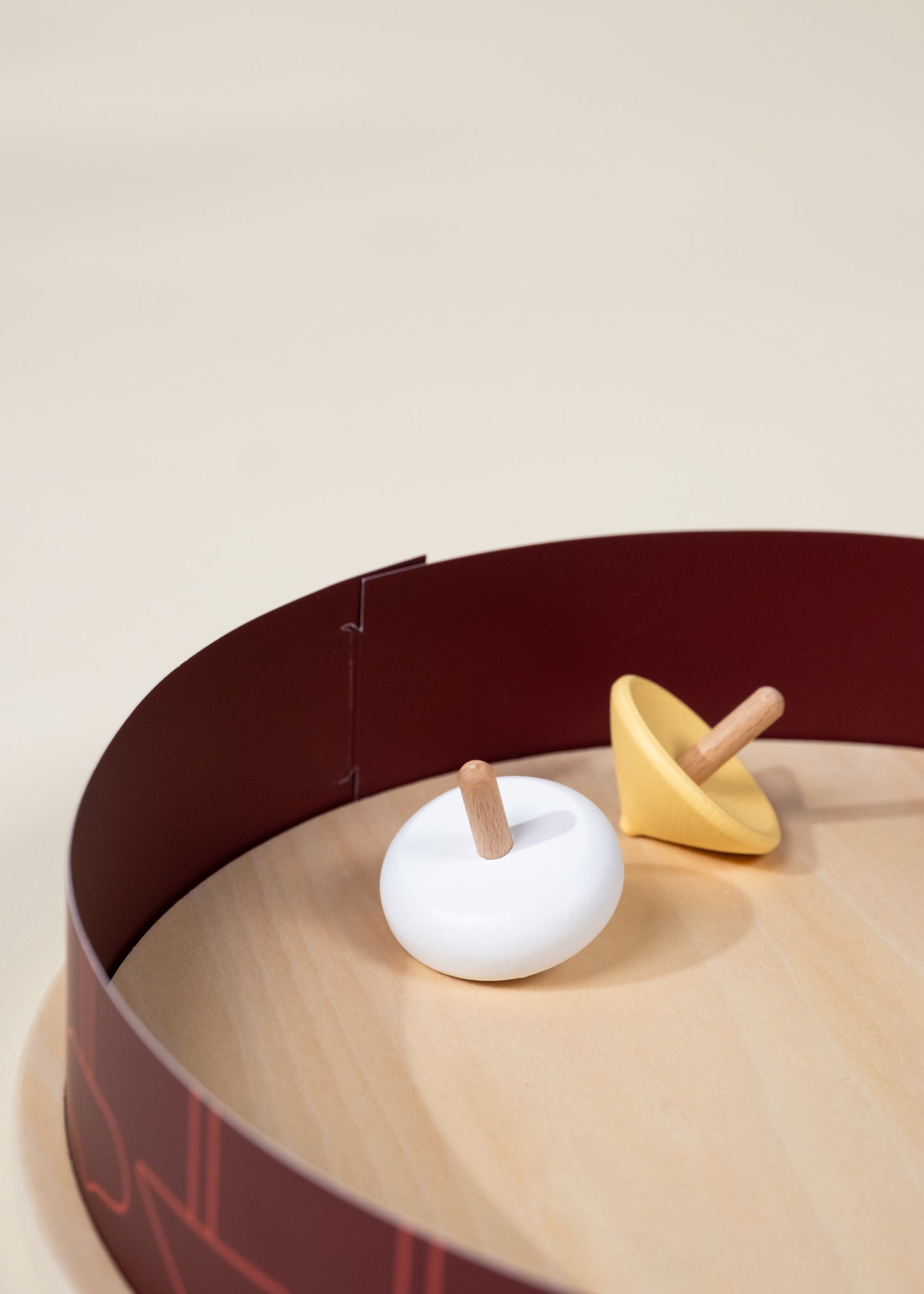 Ensemble de 4 toupies en bois avec arène 