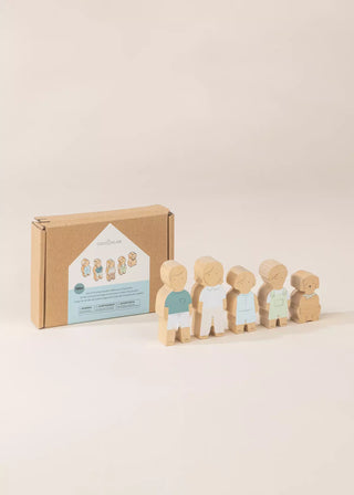 Famille de 5 personnages en bois pour maison de poupée