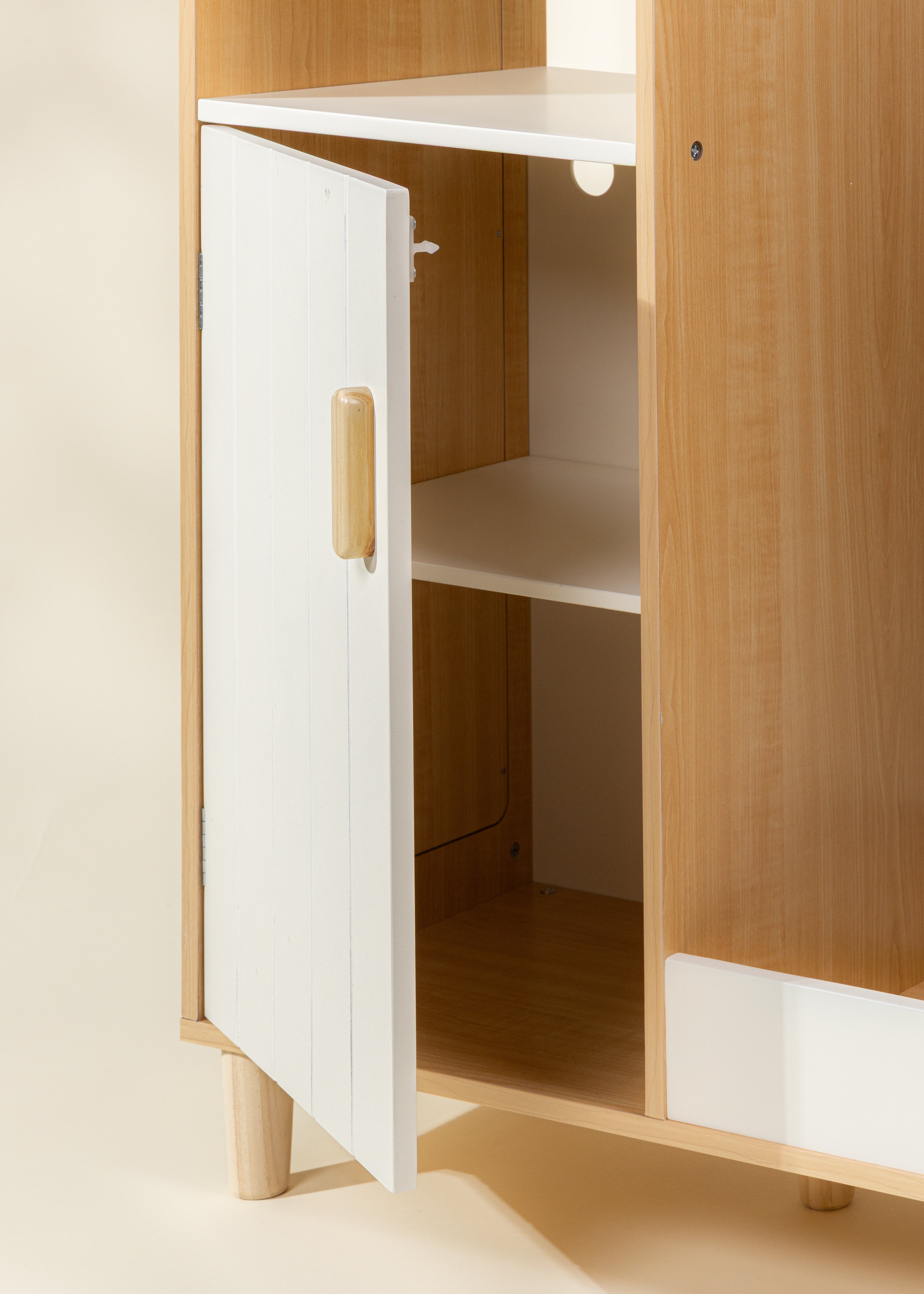 Image of Armoire pour costumes en bois