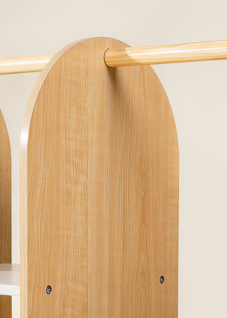 Armoire pour costumes en bois