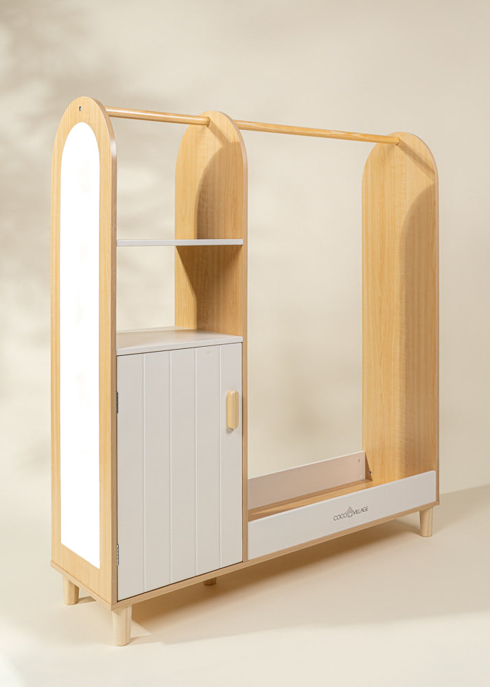 Image of Armoire pour costumes en bois