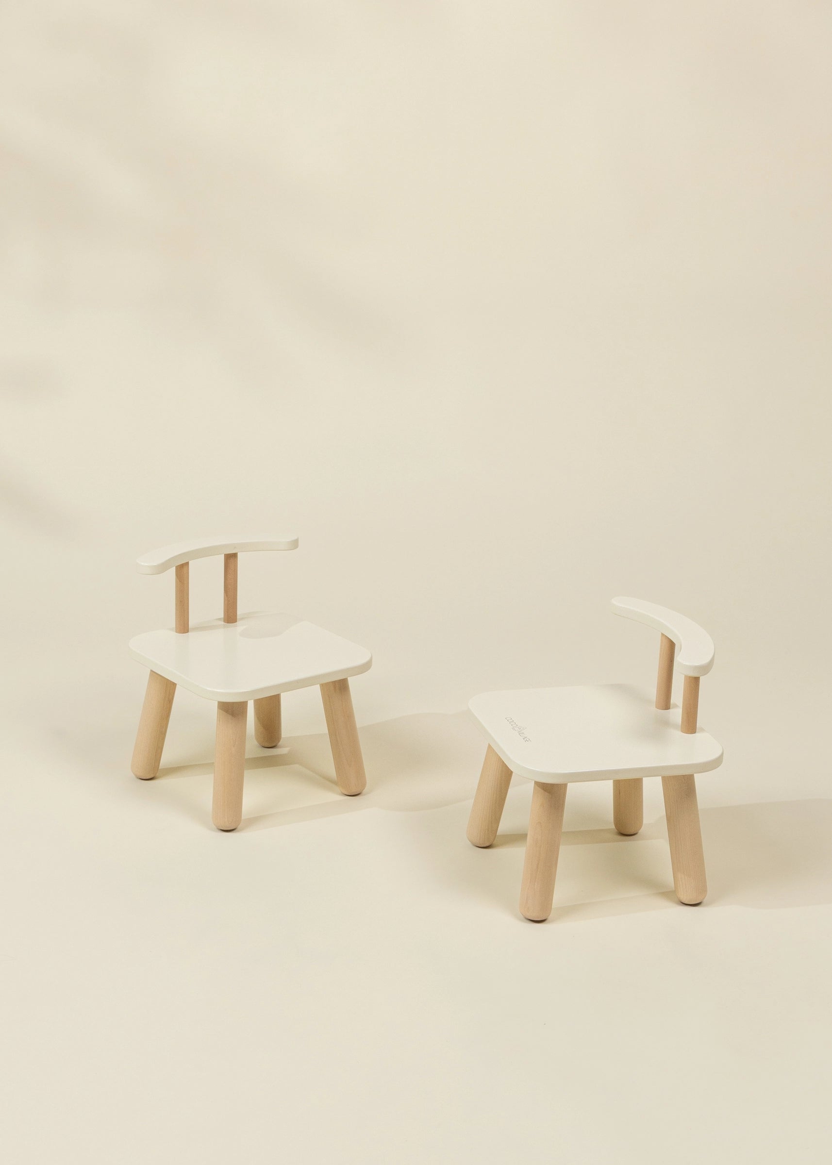 Image of Ensemble table et chaises en bois pour poupées 
