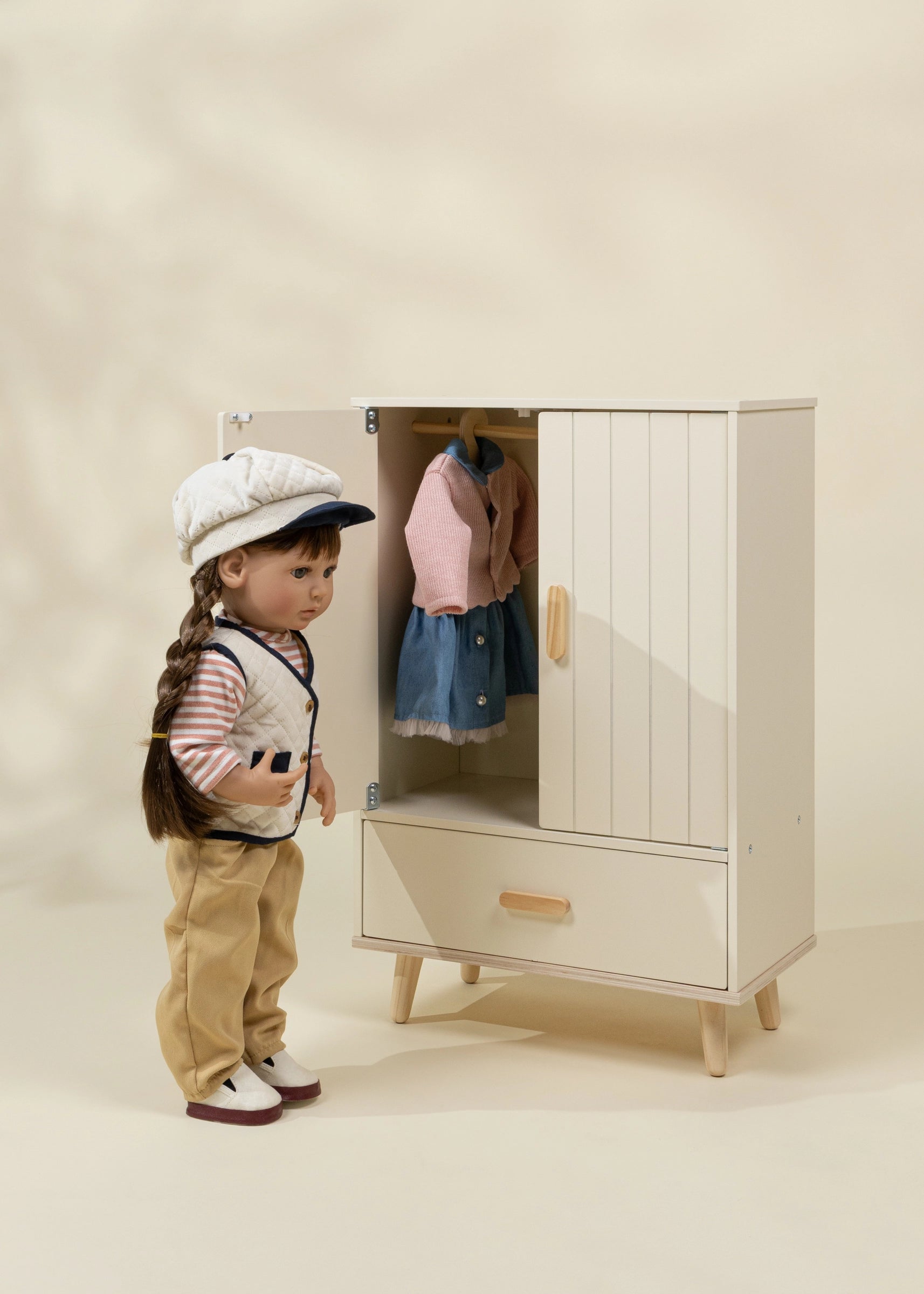 Garde-robe en bois pour poupées 