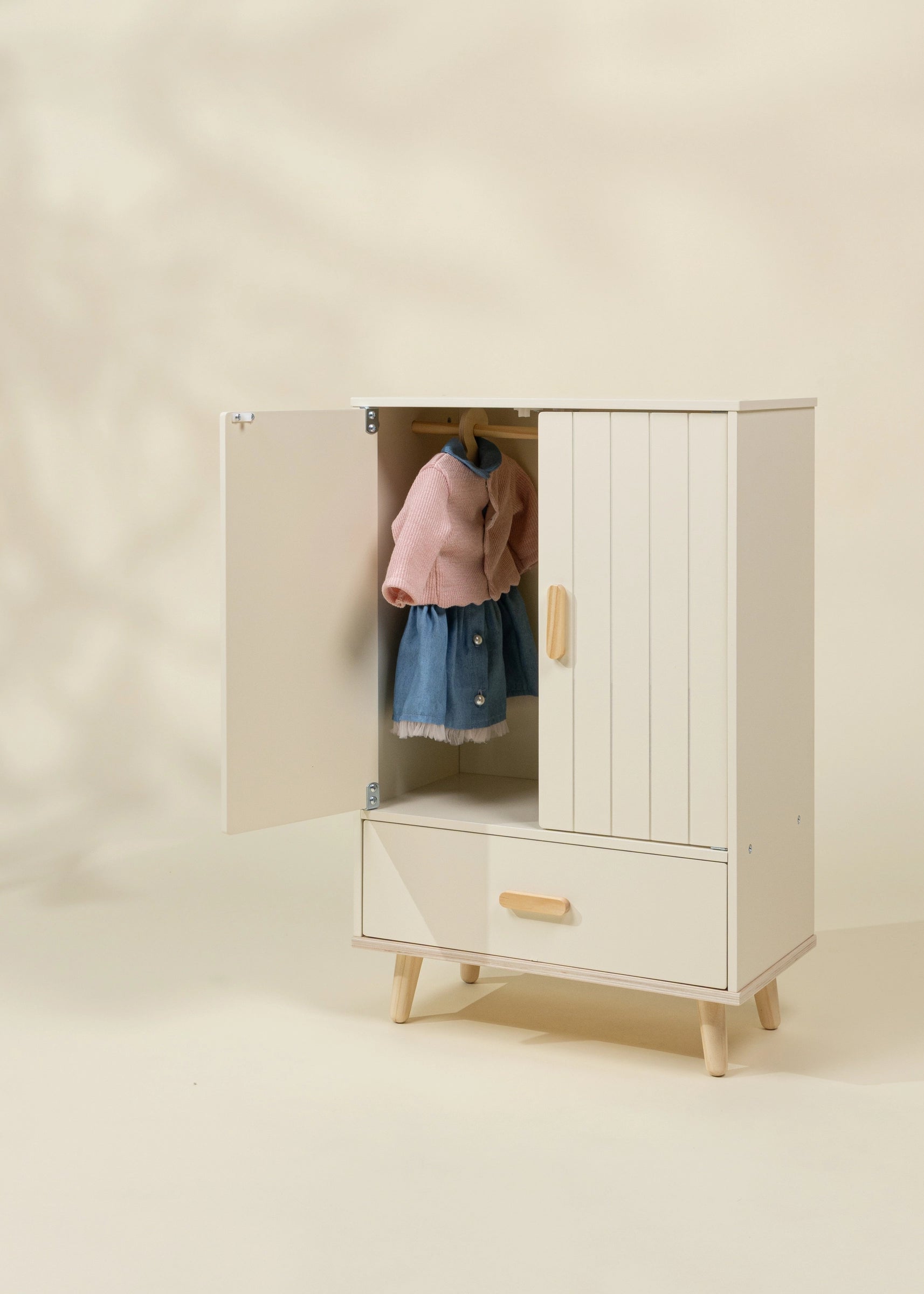 Image of Garde-robe en bois pour poupées 