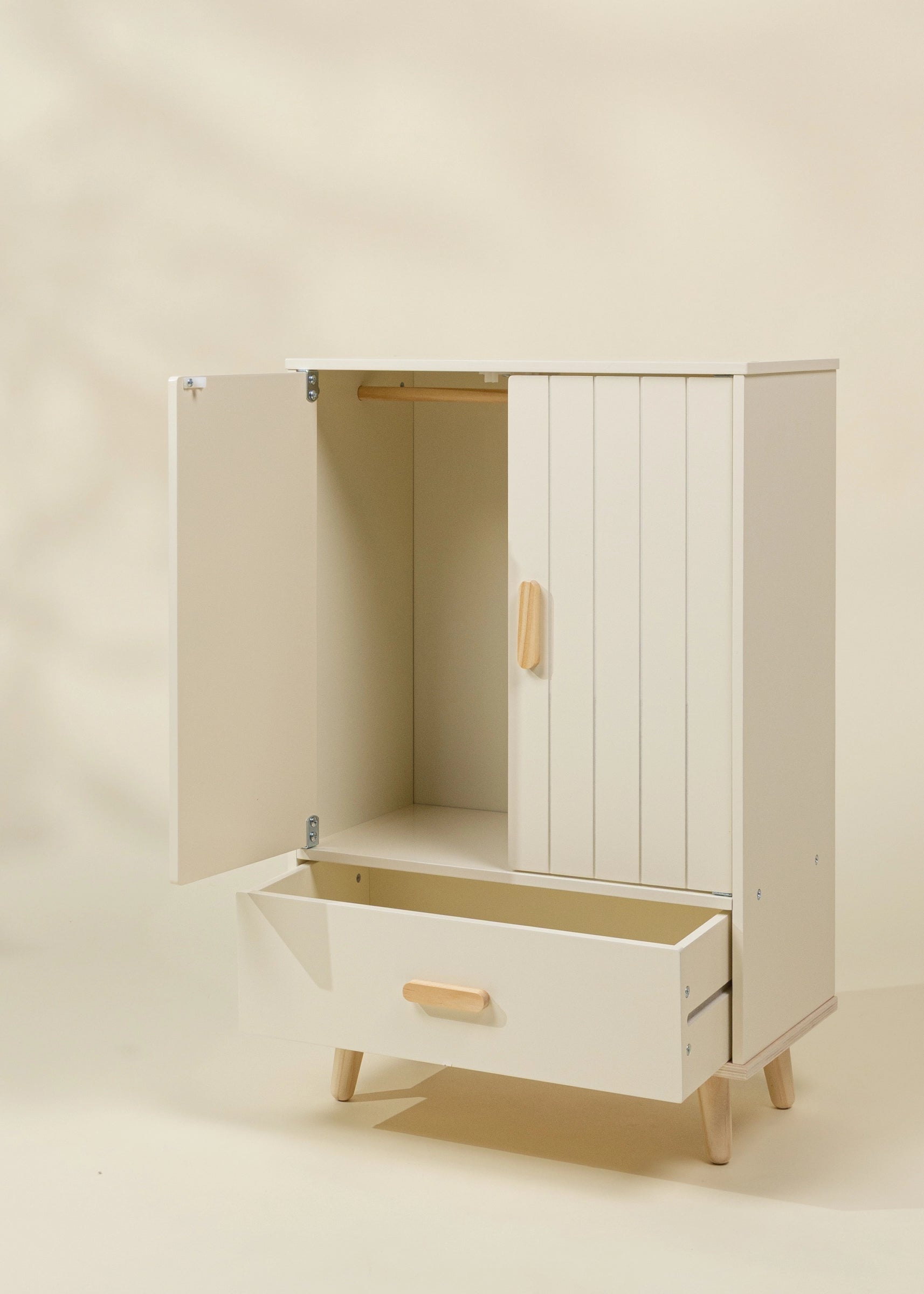 Image of Garde-robe en bois pour poupées 