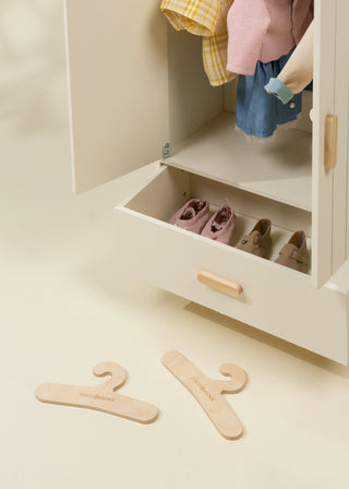 Garde-robe en bois pour poupées 