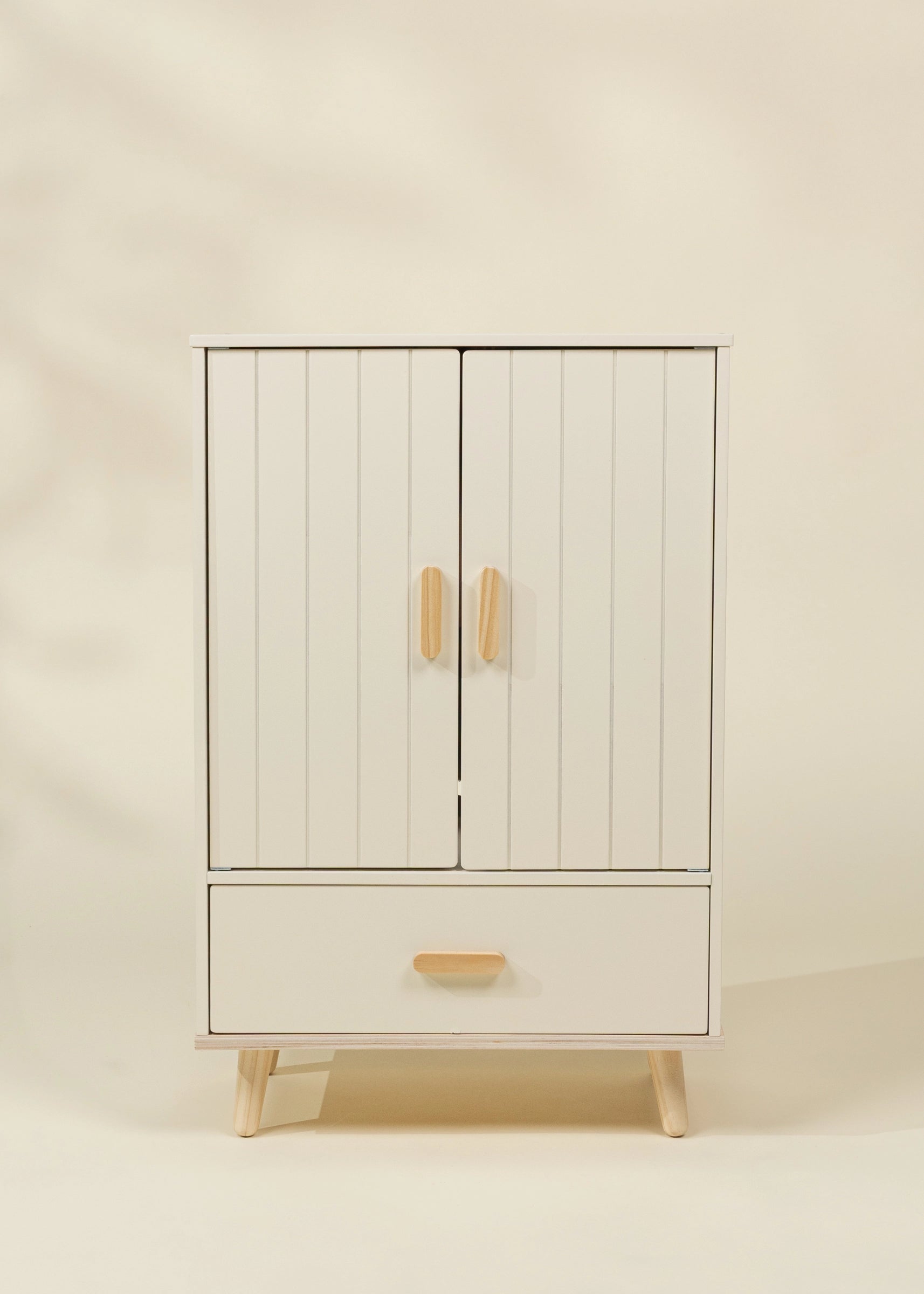 Image of Garde-robe en bois pour poupées 