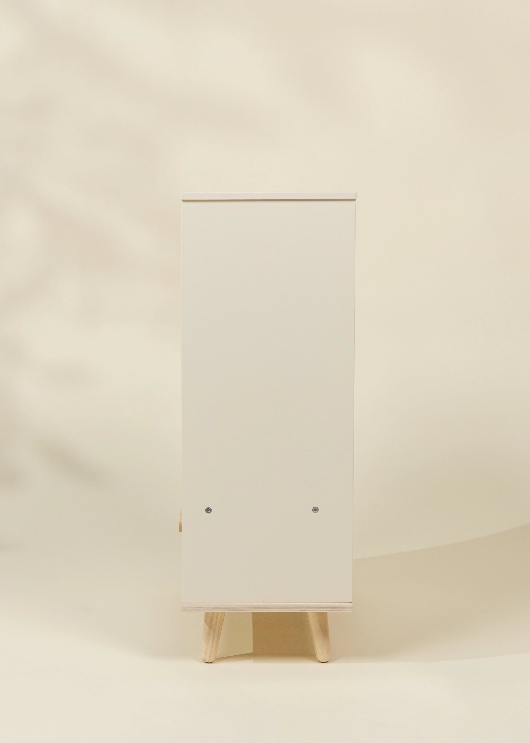 Garde-robe en bois pour poupées 