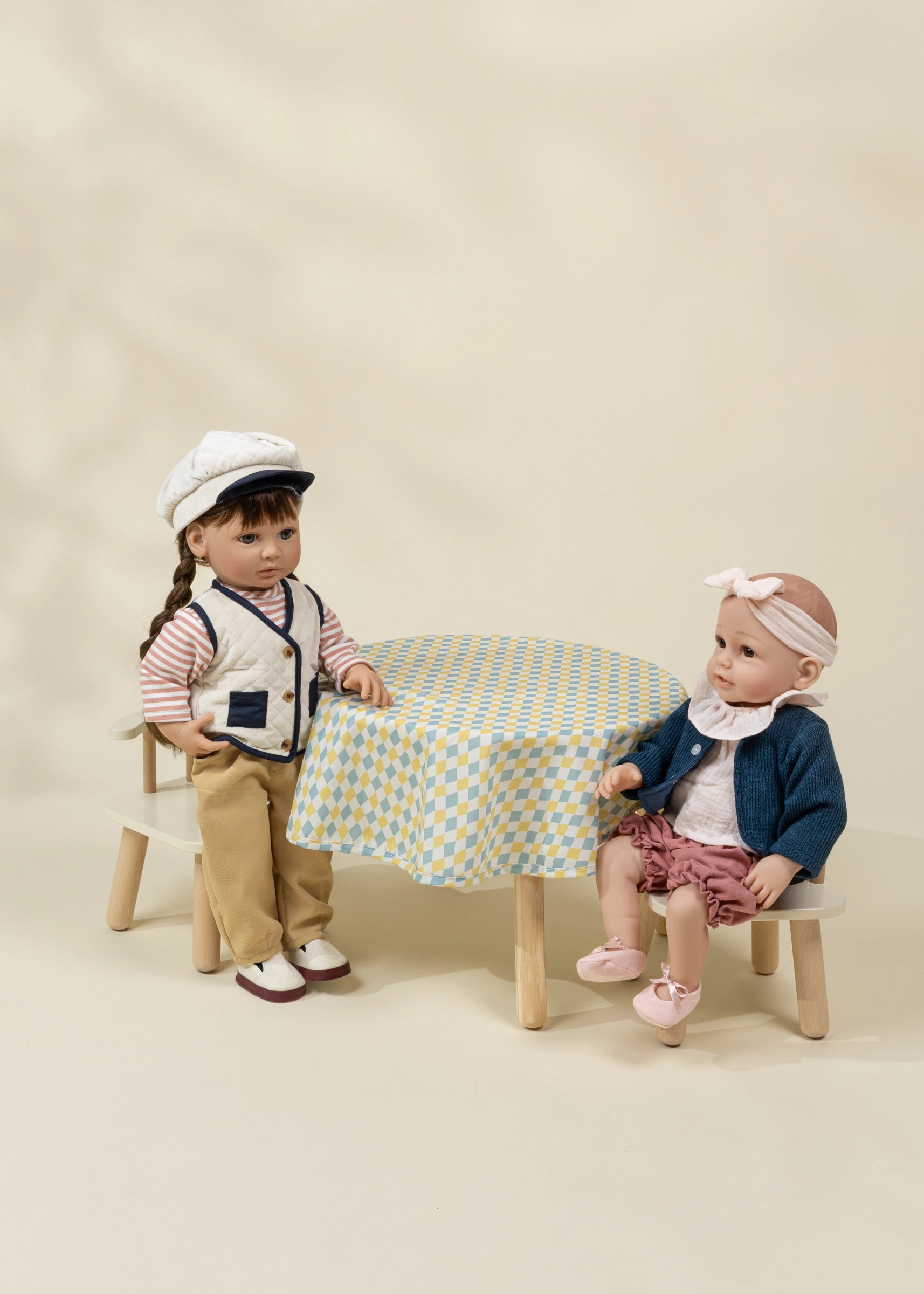 Image of Ensemble table et chaises en bois pour poupées 