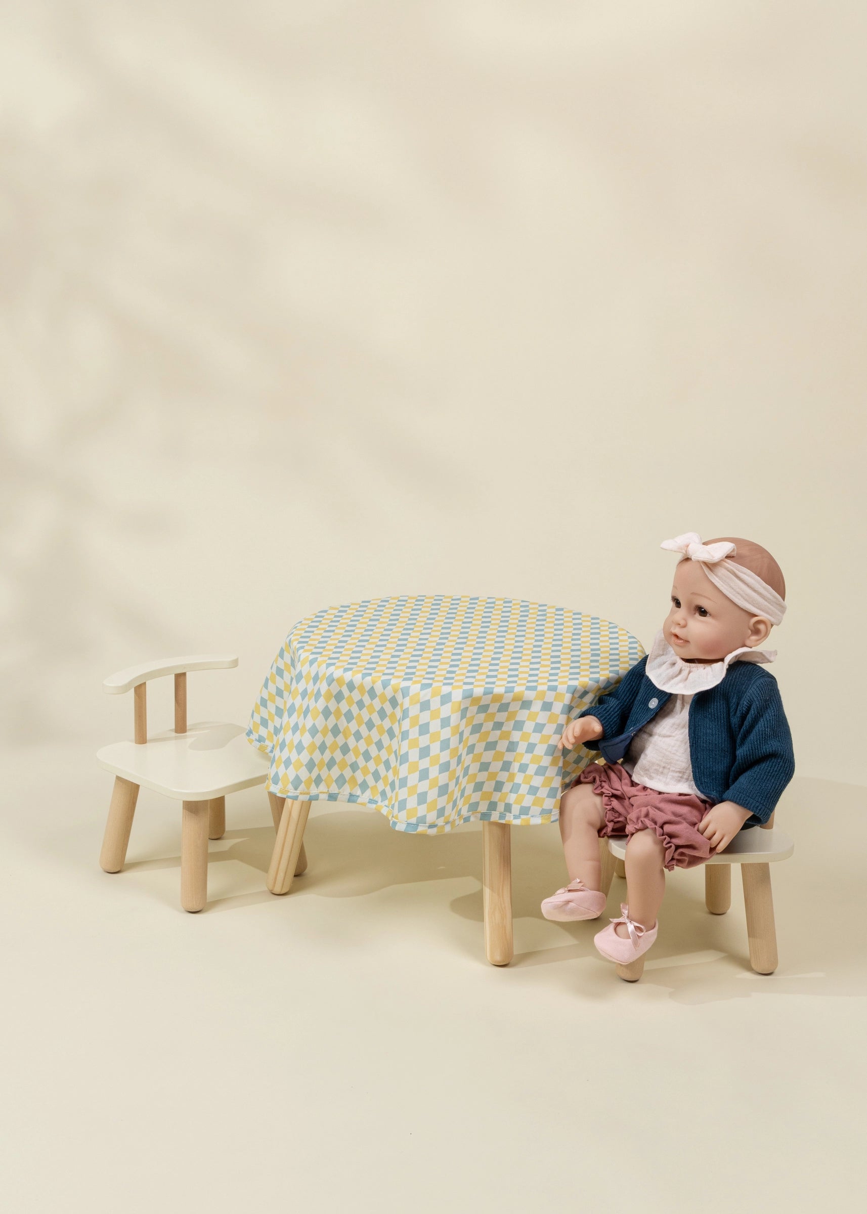 Image of Ensemble table et chaises en bois pour poupées 