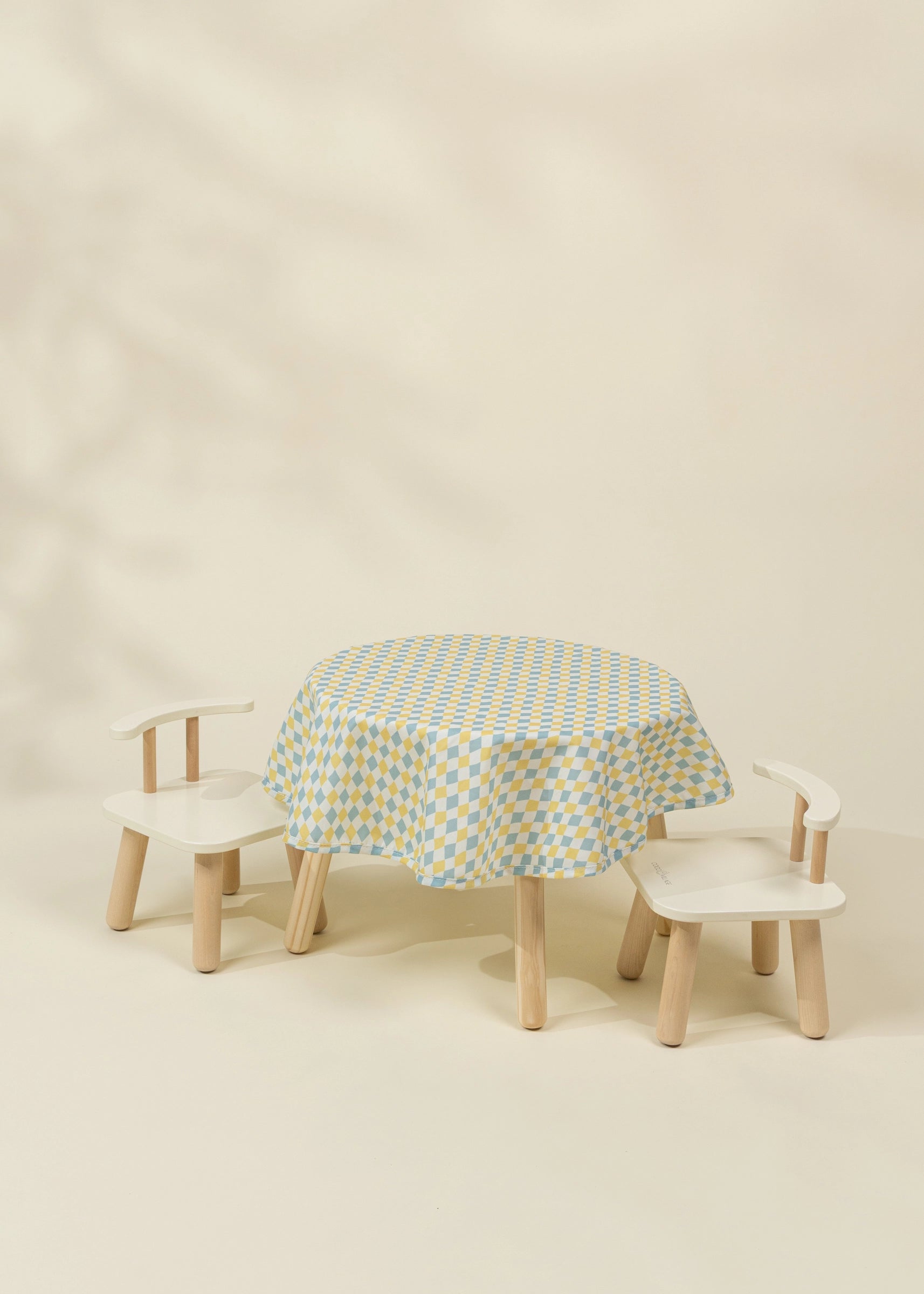 Ensemble table et chaises en bois pour poupées 
