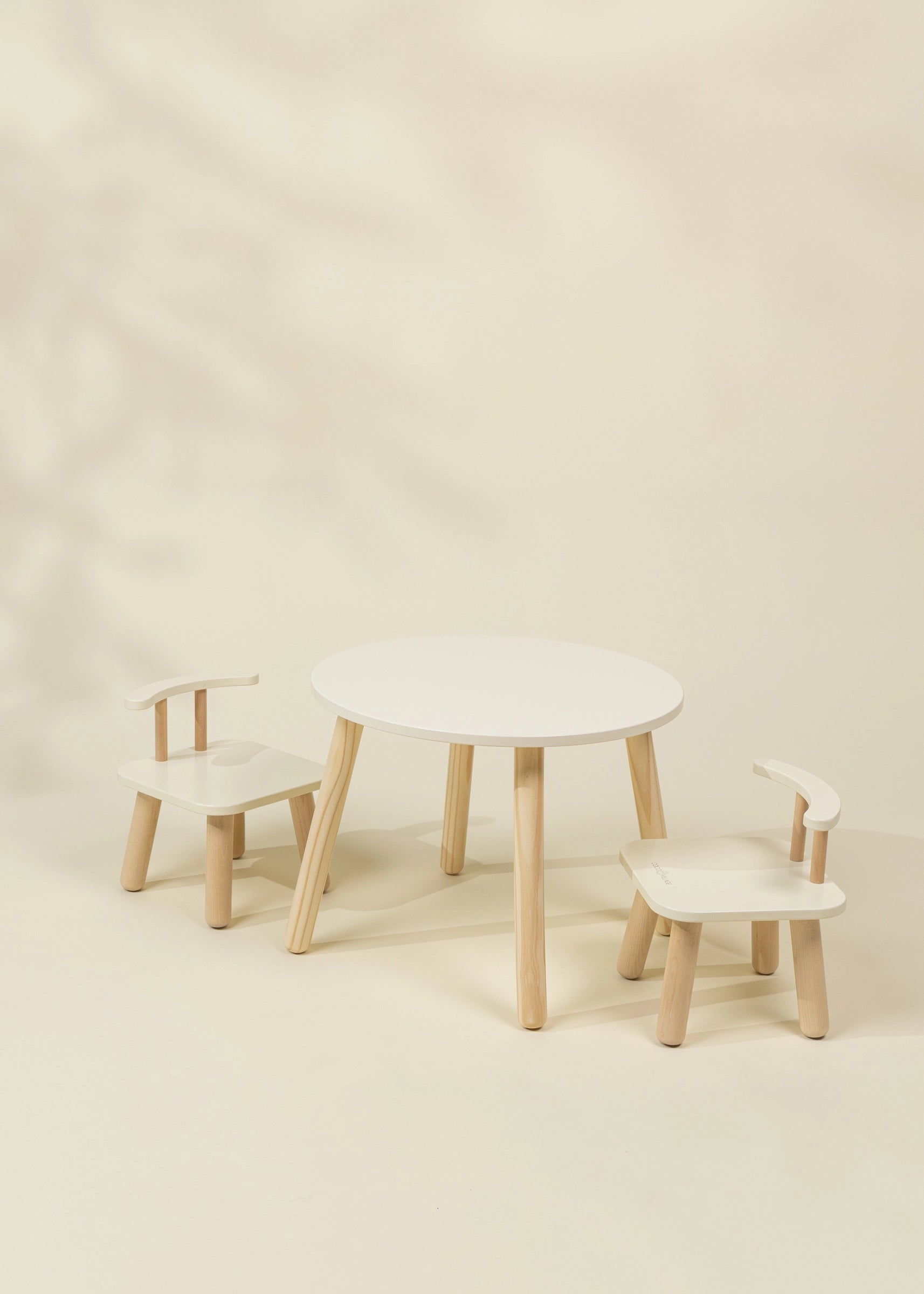 Ensemble table et chaises en bois pour poupées 