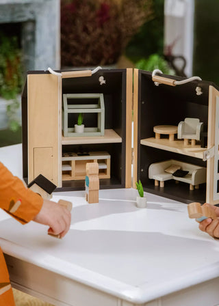 Maison de poupée en bois à emporter