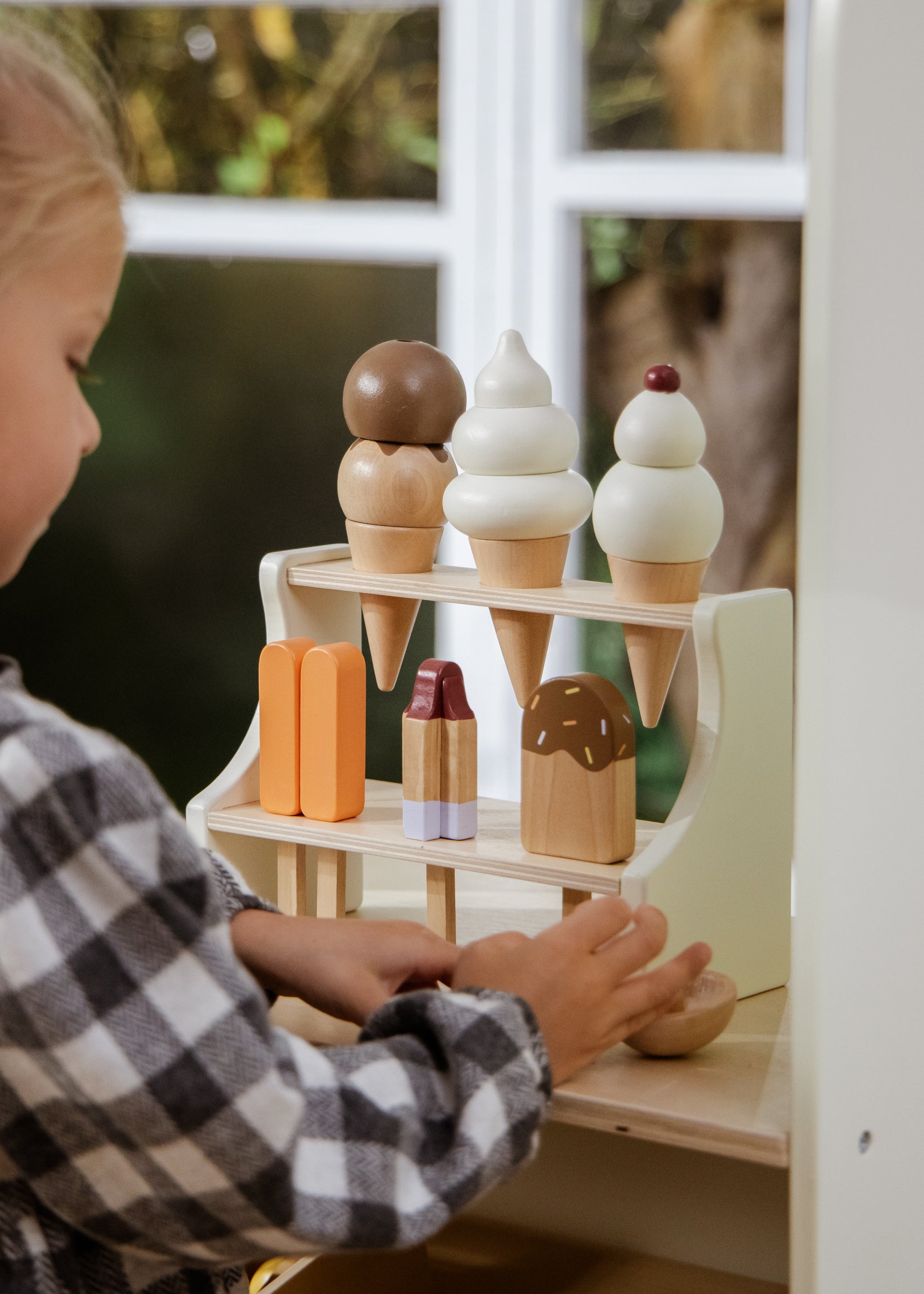 Image of Ensemble de crèmes glacées et support en bois