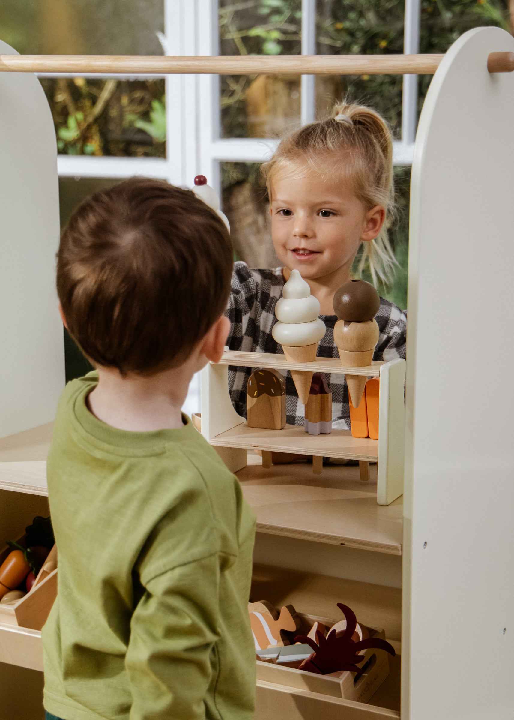 Image of Ensemble de crèmes glacées et support en bois