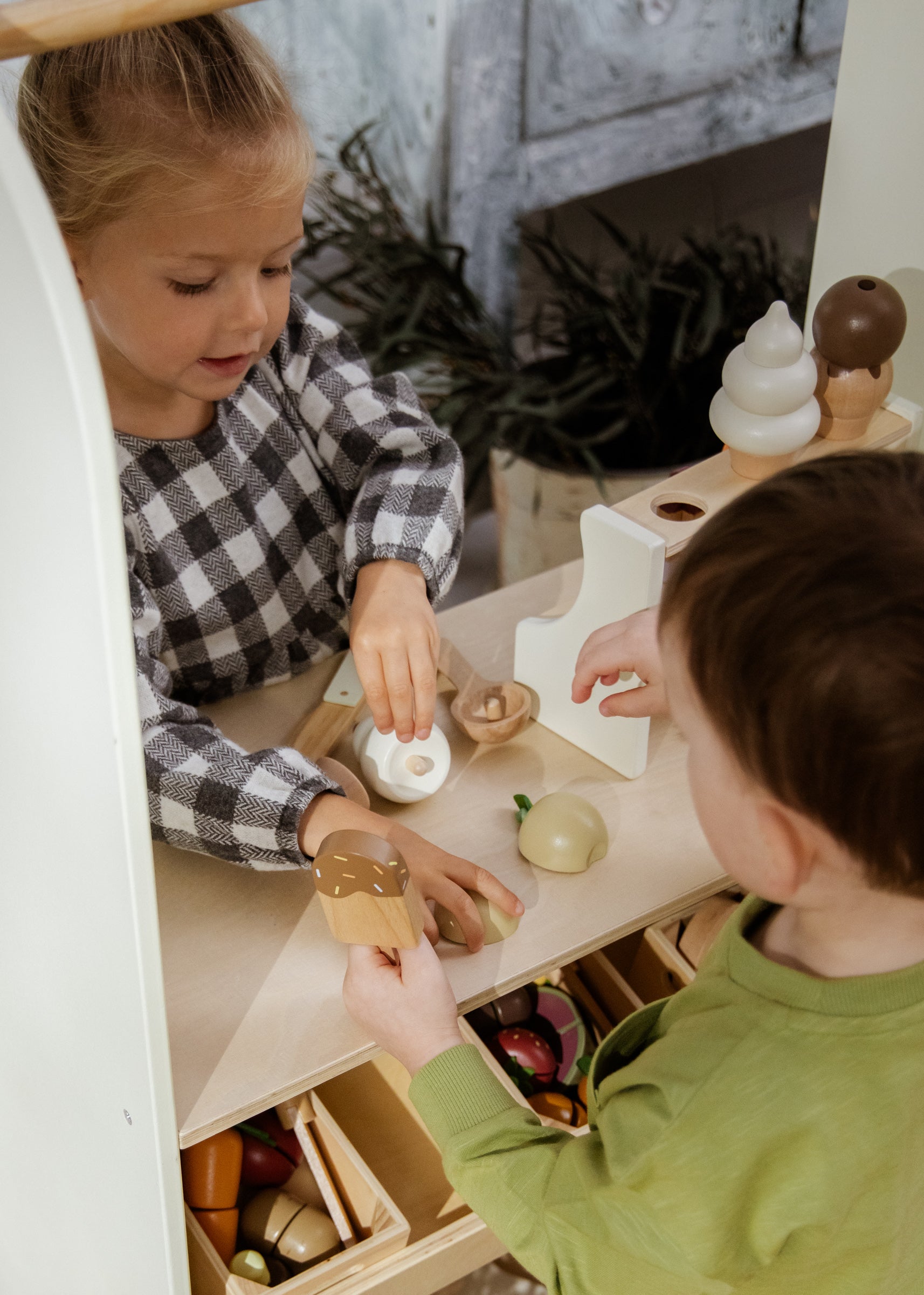 Image of Ensemble de crèmes glacées et support en bois
