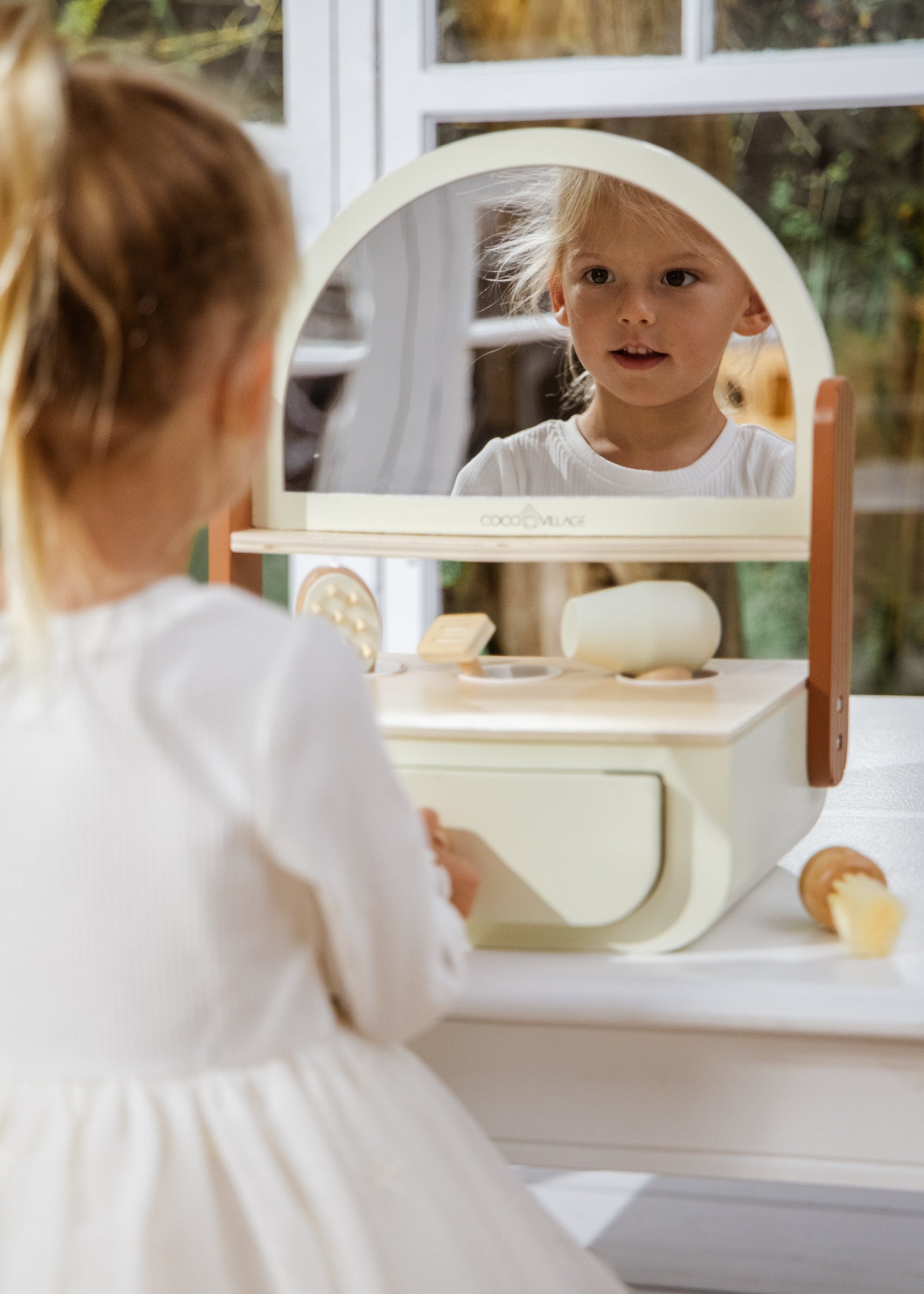 Image of Ensemble de station beauté en bois & accessoires