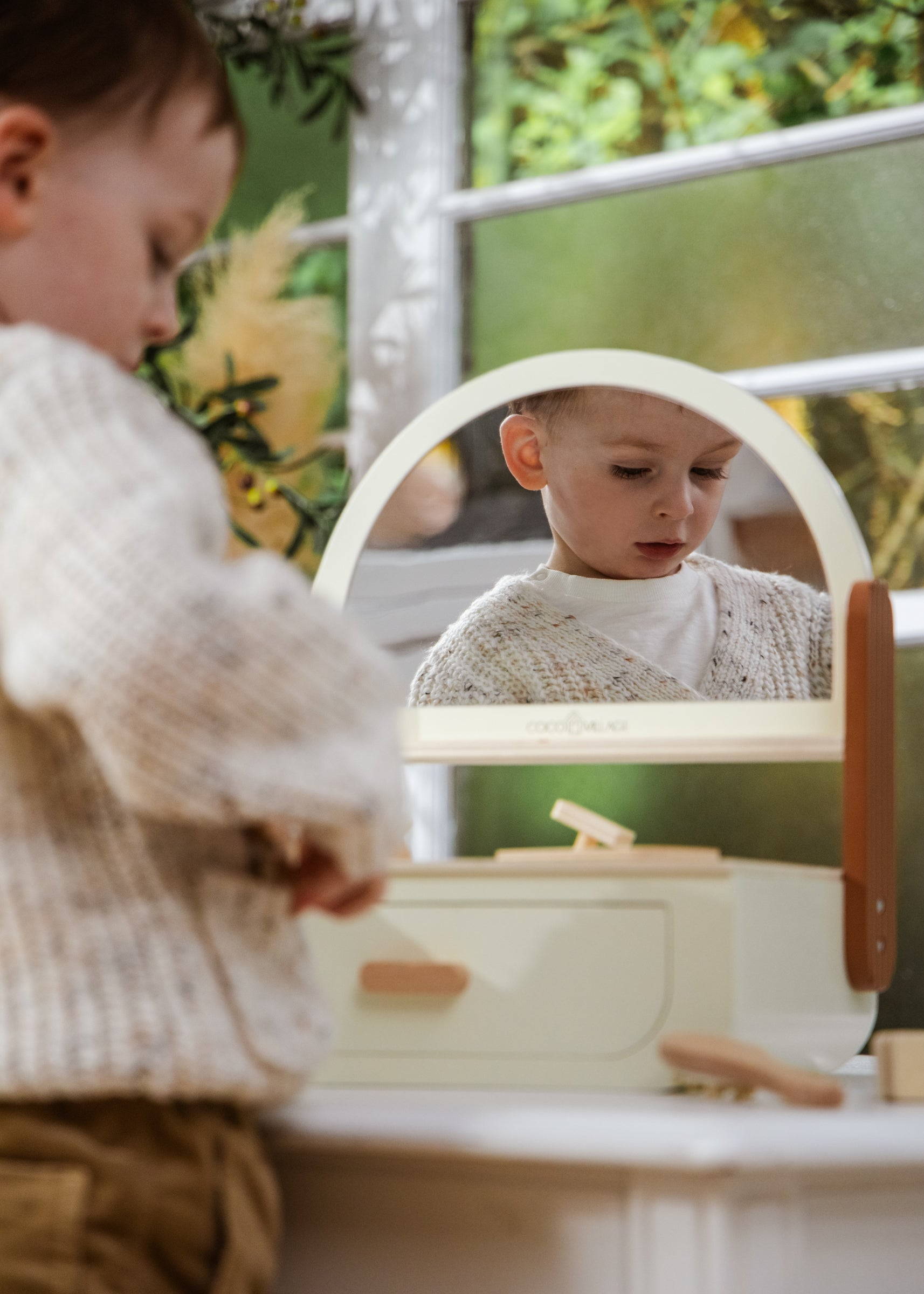 Image of Ensemble de station beauté en bois & accessoires