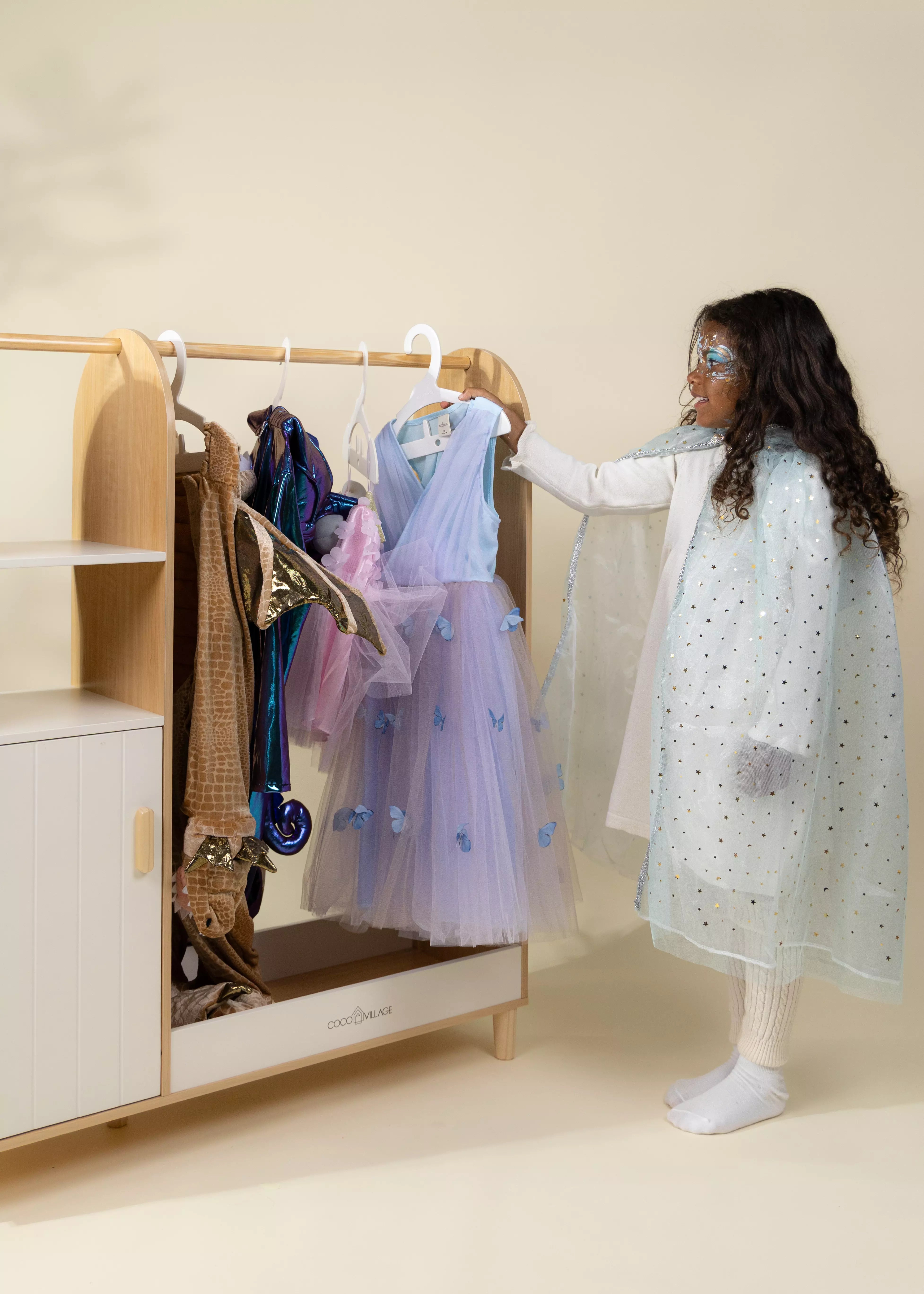 Image of Armoire pour costumes en bois