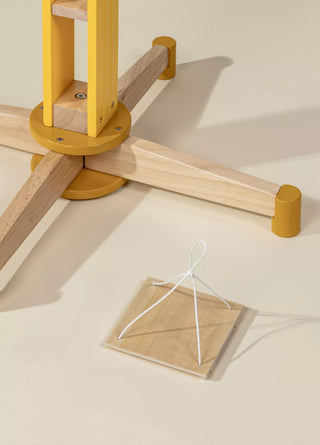 Grue de chantier en bois surdimensionnée