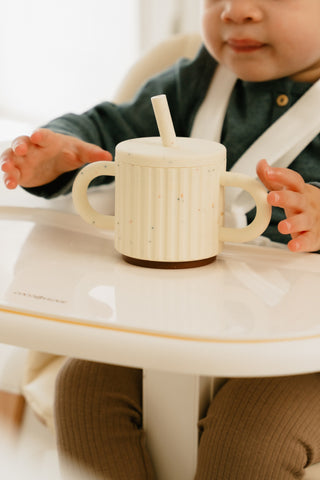 Gobelet pour bébé en silicone avec paille et poignées – Collection Pottery 