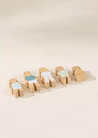 Famille de 5 personnages en bois pour maison de poupée