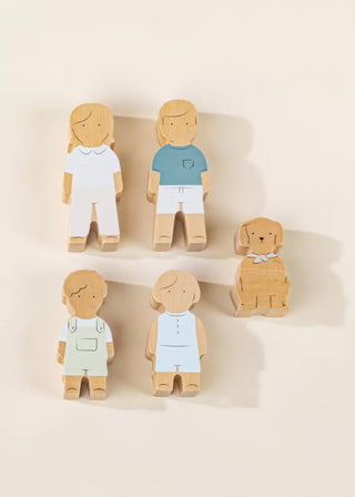 Famille de 5 personnages en bois pour maison de poupée