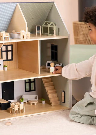 Famille de 5 personnages en bois pour maison de poupée